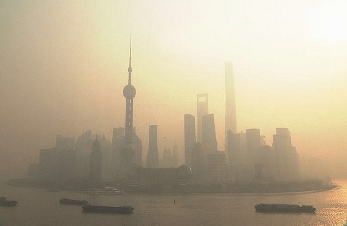 Shanghai Flanked by Heavy Pollution and Severe Cold Weather