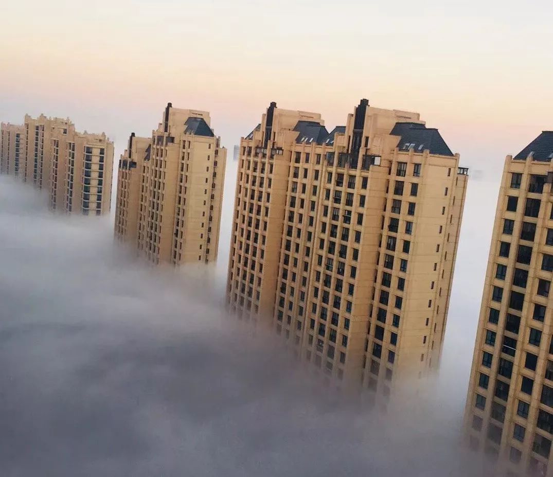 Shanghai residents woke up this morning to thick fog blanketing the city.