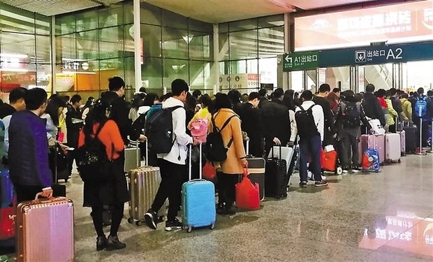 PHOTOS: Traffic Jams, Packed Train Stations as CNY Travelers Go Back to Work