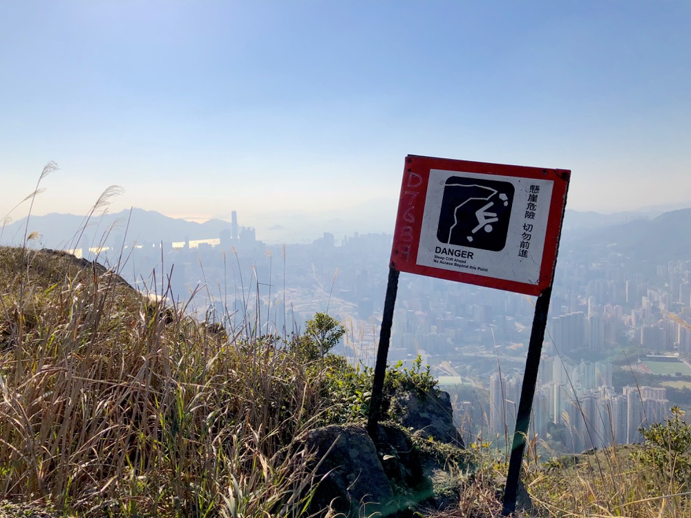 suicide-cliff-hong-kong-hike-sign.jpg