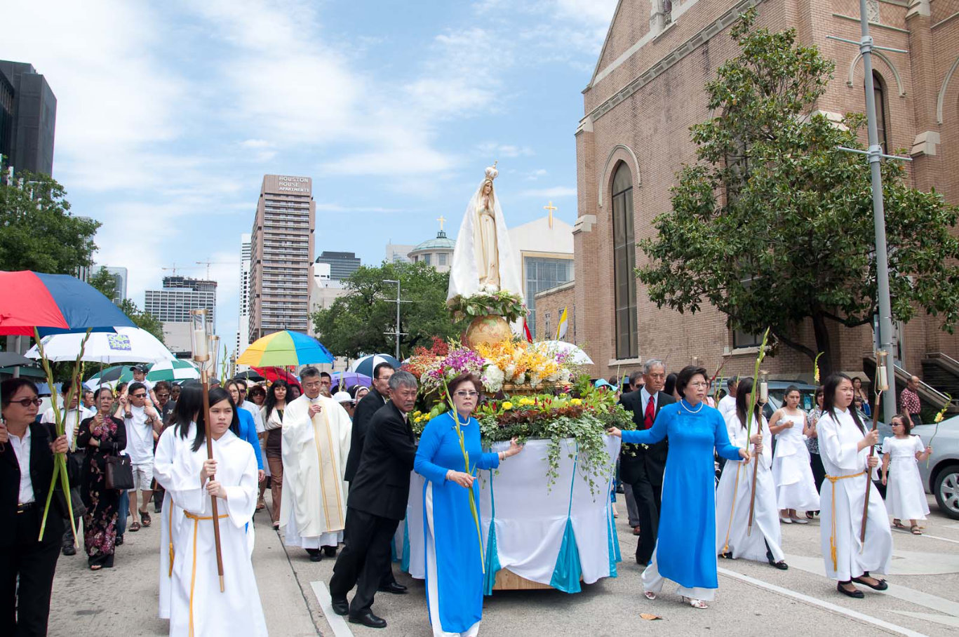 Procession-of-Our-Lady-of-F-tima.jpg