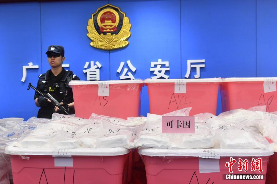 Guangdong-police-display-kilos-of-cocaine-seized-in-year-long-drug-bust..jpg
