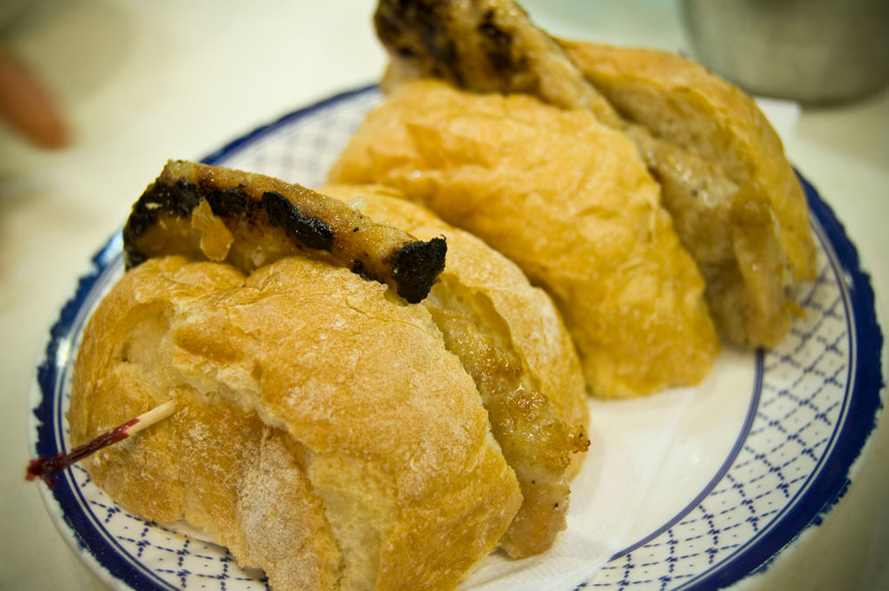 Hei-Lin-Cafe---pork-chop-bun-macao-streetfood.jpg