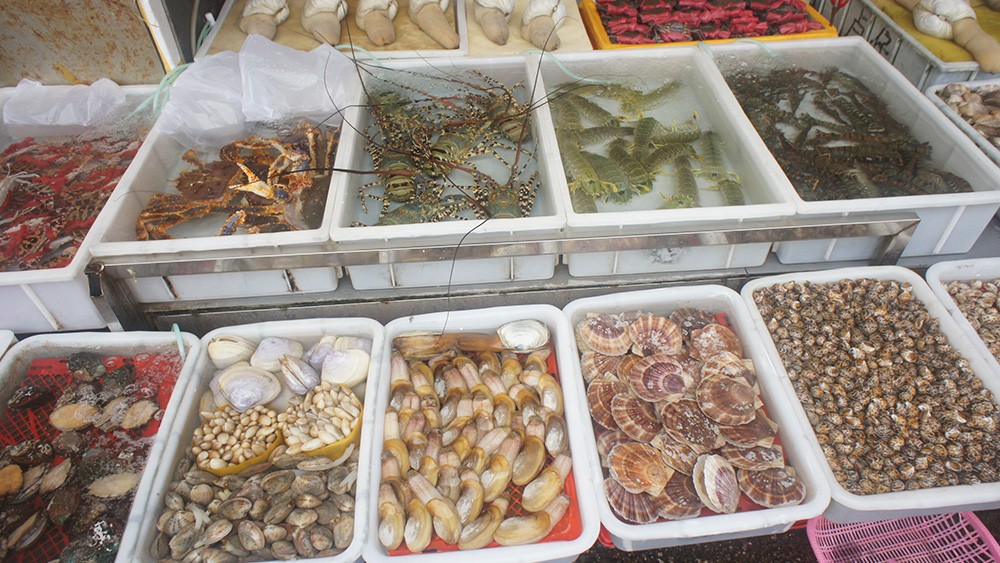 Trays-of-shellfish-for-sall-at-Huangsha-Fish-Market.jpg