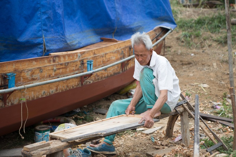 Planing-wood-for-boat-repairs-in-Shuishang-Village1.jpg