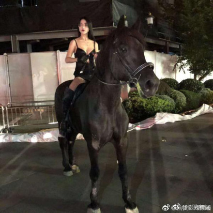 WATCH: Woman Rides Horse on the Streets of Shanghai