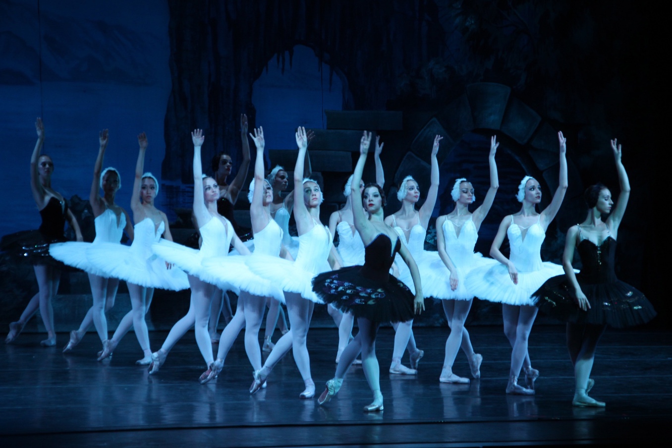 russian-state-ballet-swan-lake.jpg