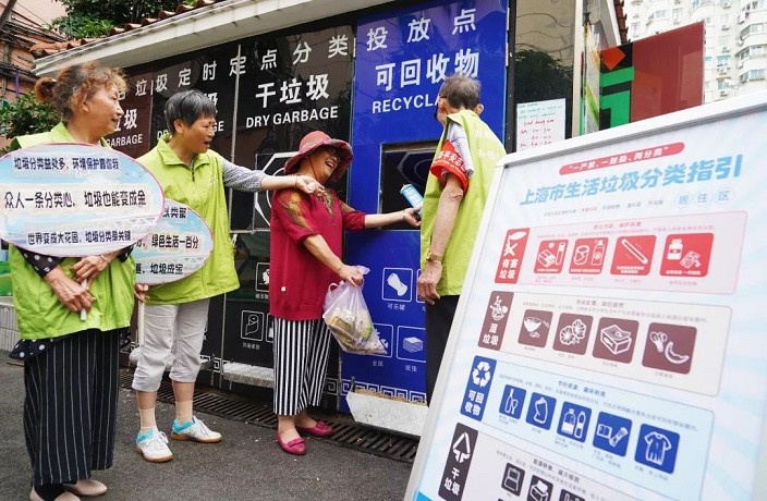 Shanghai Woman Chokes Volunteer After Being Asked to Sort Garbage
