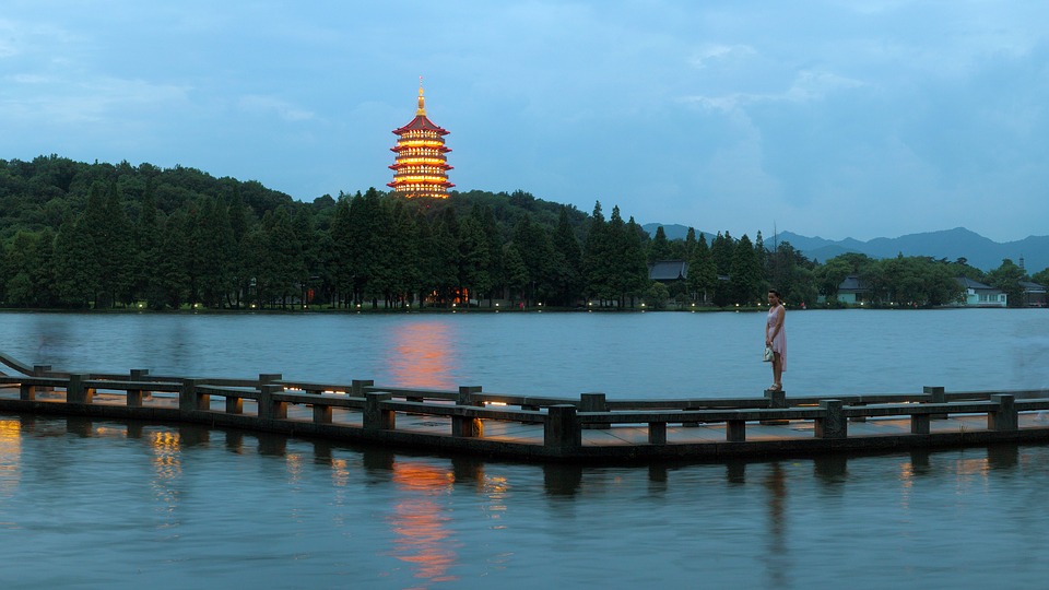 hangzhou-west-lake-night-2099752_960_720.jpg