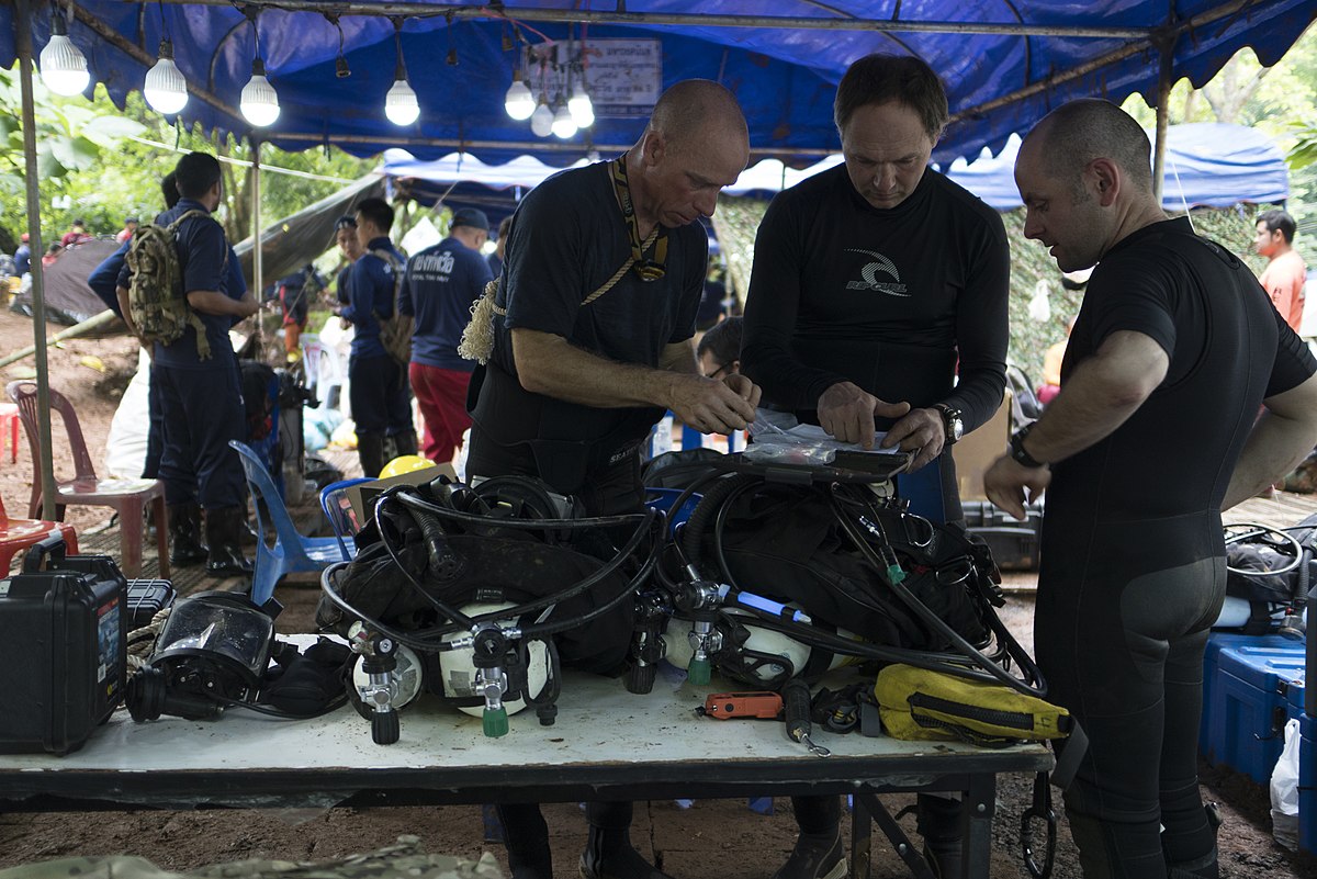 Cave_rescue_divers_prepare_dive_equipment_at_Tham_Luang_cave.jpg