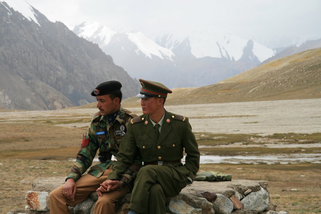 Chinese_and_Pakistan_border_guards_at_Khunjerab_Pass_IMG_7721_Karakoram_Highway.jpg