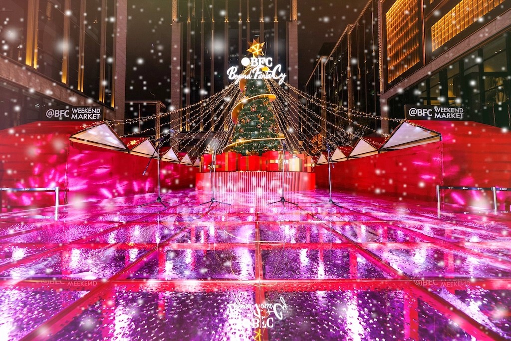 Ring in the Holiday Cheer at the Christmas Market on the Bund