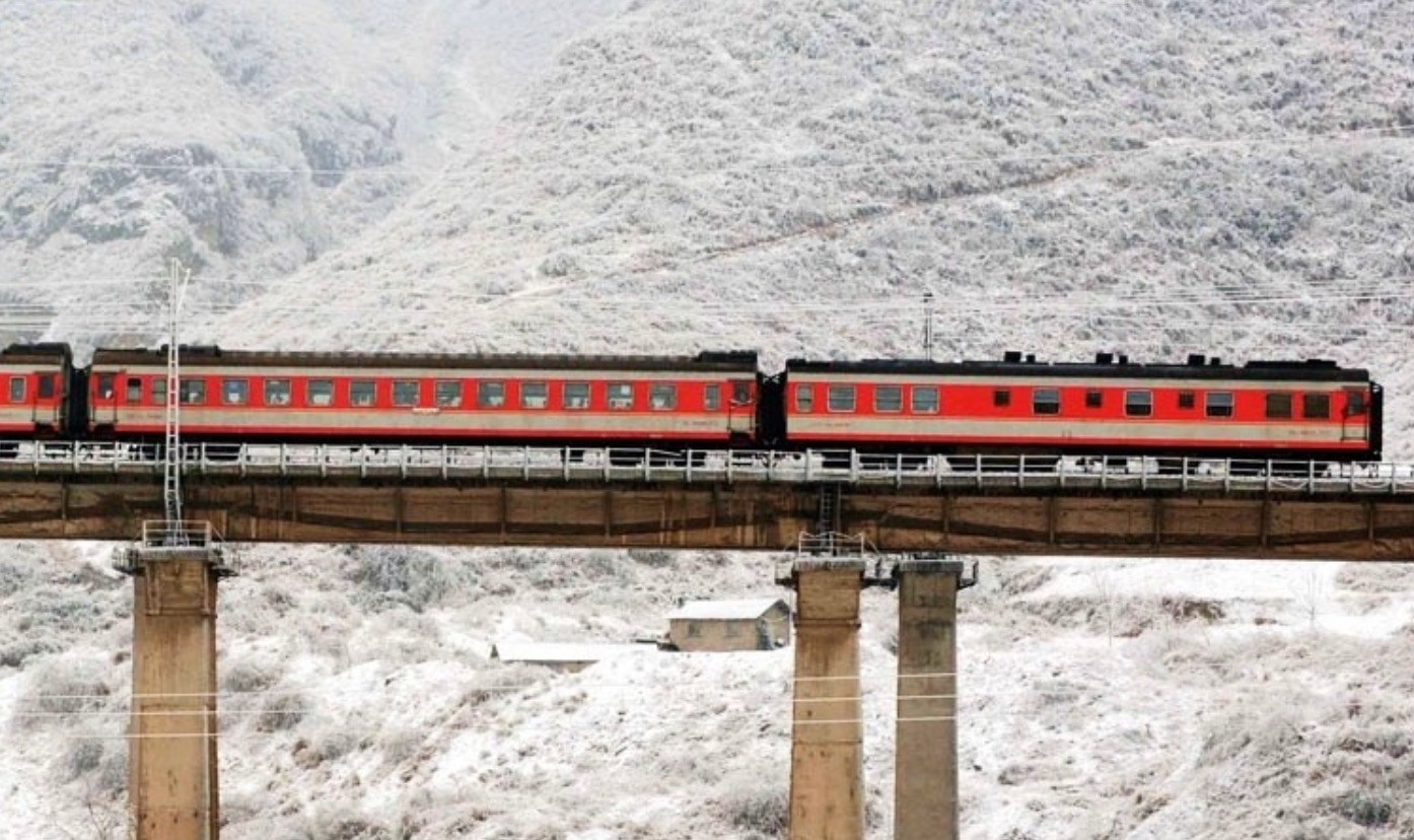train-stranded-winter-storm-2008.jpg