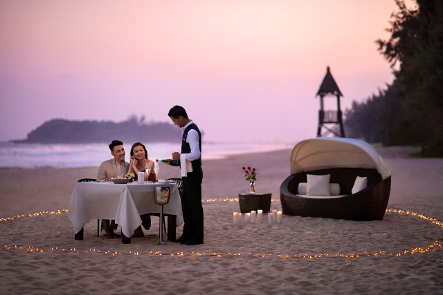 Romantice-Beach-Dinner-.jpg