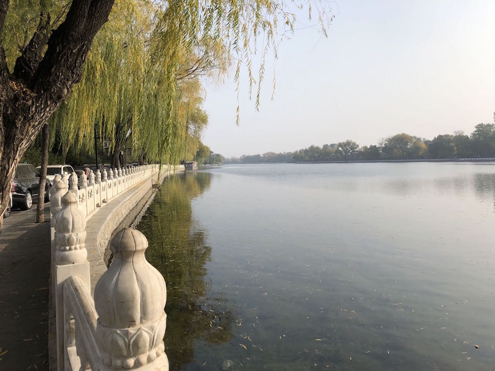 Houhai-lake-in-Beijing-Xicheng-district-on-a-mid-November-day.-Image-via-Alistair-Baker-Brian_That-s.jpg
