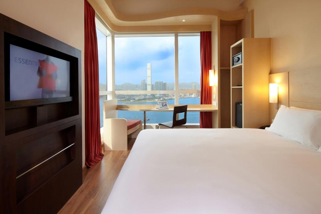 Ibis-HK-Central---harbour-view-queen-bedroom-02.jpg