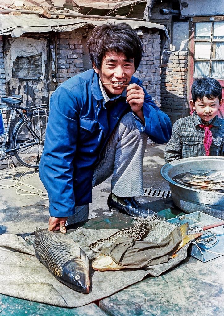 SELLING-FISH.-.jpg