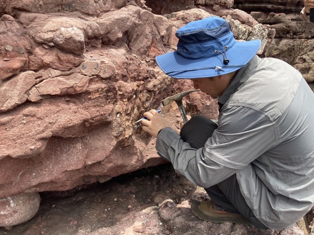 OurChinaStory-HongKong-DinasourFossil3_x1.jpg