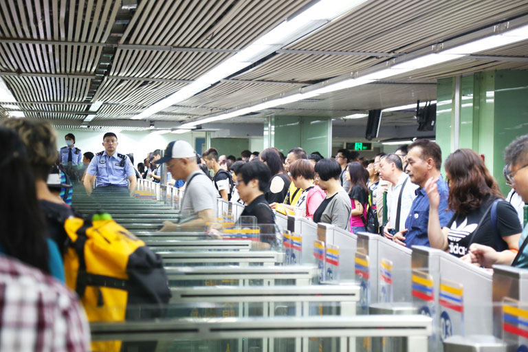 luohu-port-border-crossing-line-300.jpg