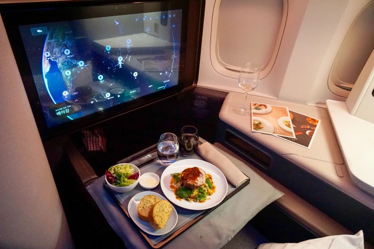 Business-Class-Reimagined-Cathay-Pacific-s-Aria-Suite-04.jpg