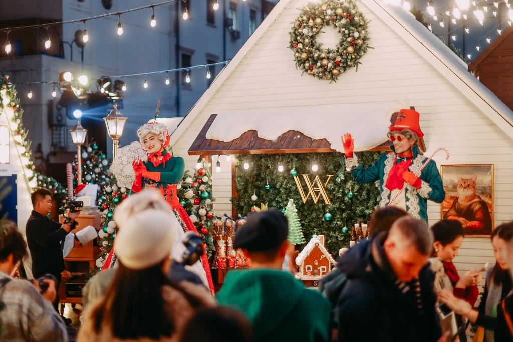 Waldorf Astoria – Magical Christmas Village More!