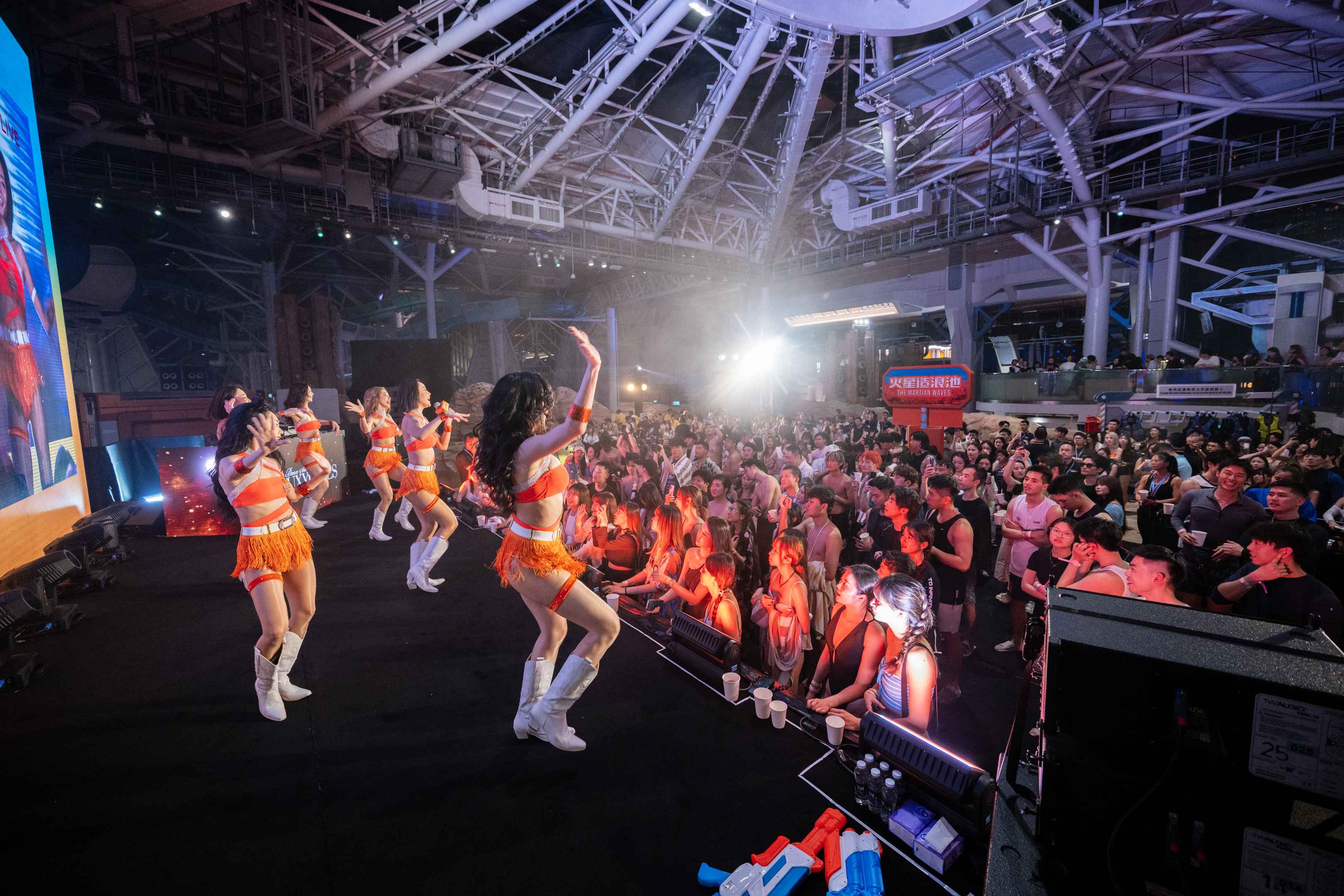 04_Heat-Wave-Party-at-Studio-City-Indoor-Water-Park.jpg