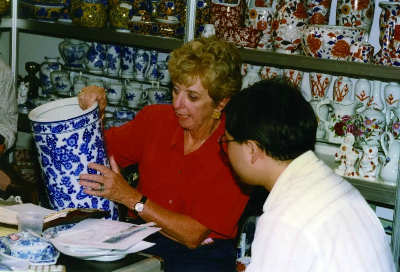 American-buyer-praised-on-the-quality-of-Chinese-porcelain.-Image-via-the-Canton-Fair.jpg