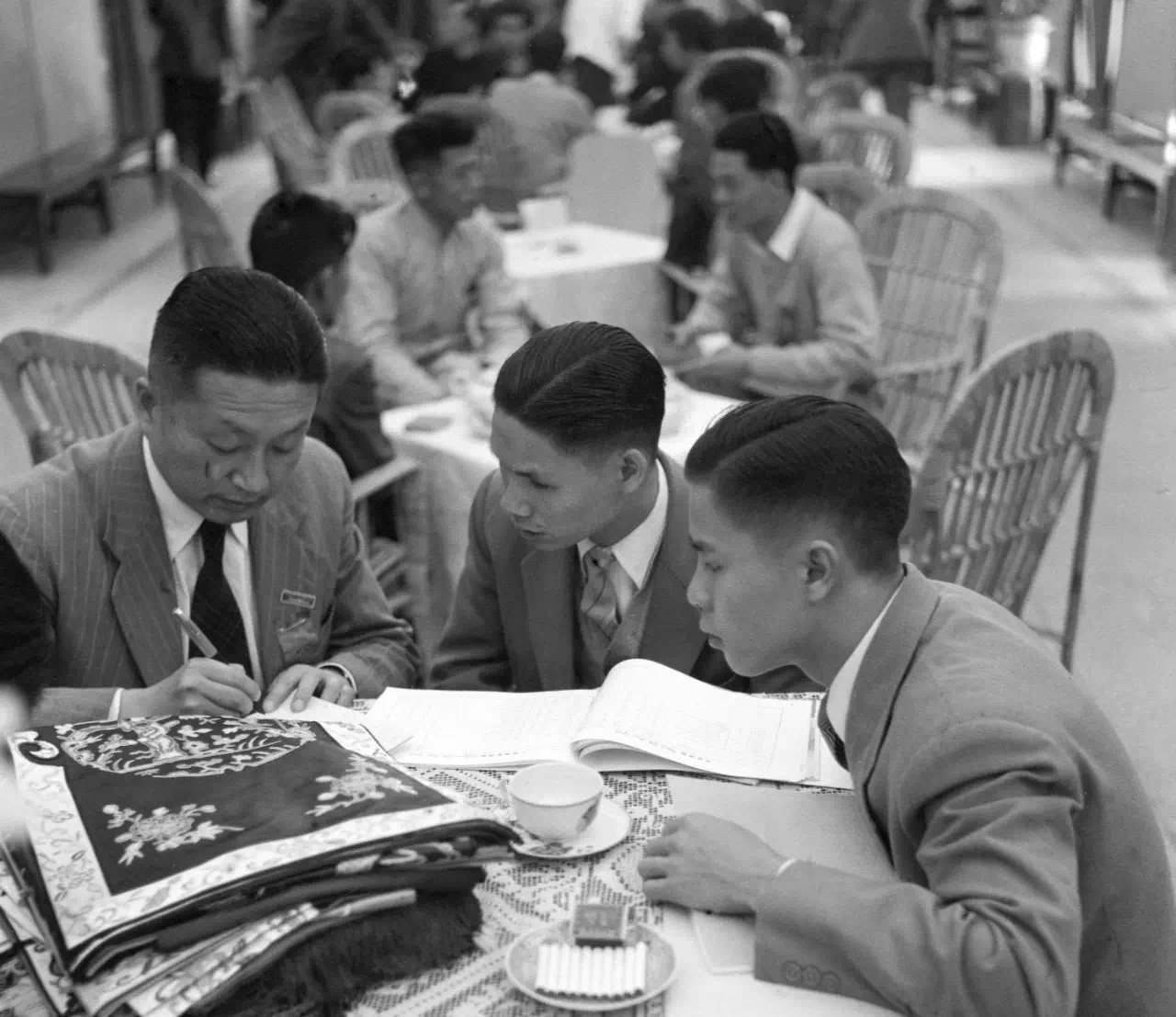 Buyers-negotiating-on-silk-products-at-the-1st-Canton-Fair.-Image-via-the-Canton-Fair.jpg