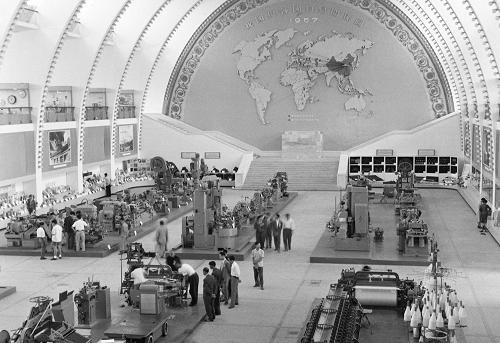 Industry-showroom-in-1957-Canton-Fair.-Image-via-Wikimedia-Commons.jpg
