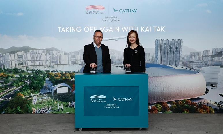 Kai-Tak-Sports-Park-Chief-Executive-Officer-John-Sharkey-left-and-Cathay-Chief-Customer-and-Commercial-Officer-Lavinia-Lau-right-kicked-off-the-partnership-announcement-with-a-lighting-ceremony..jpg