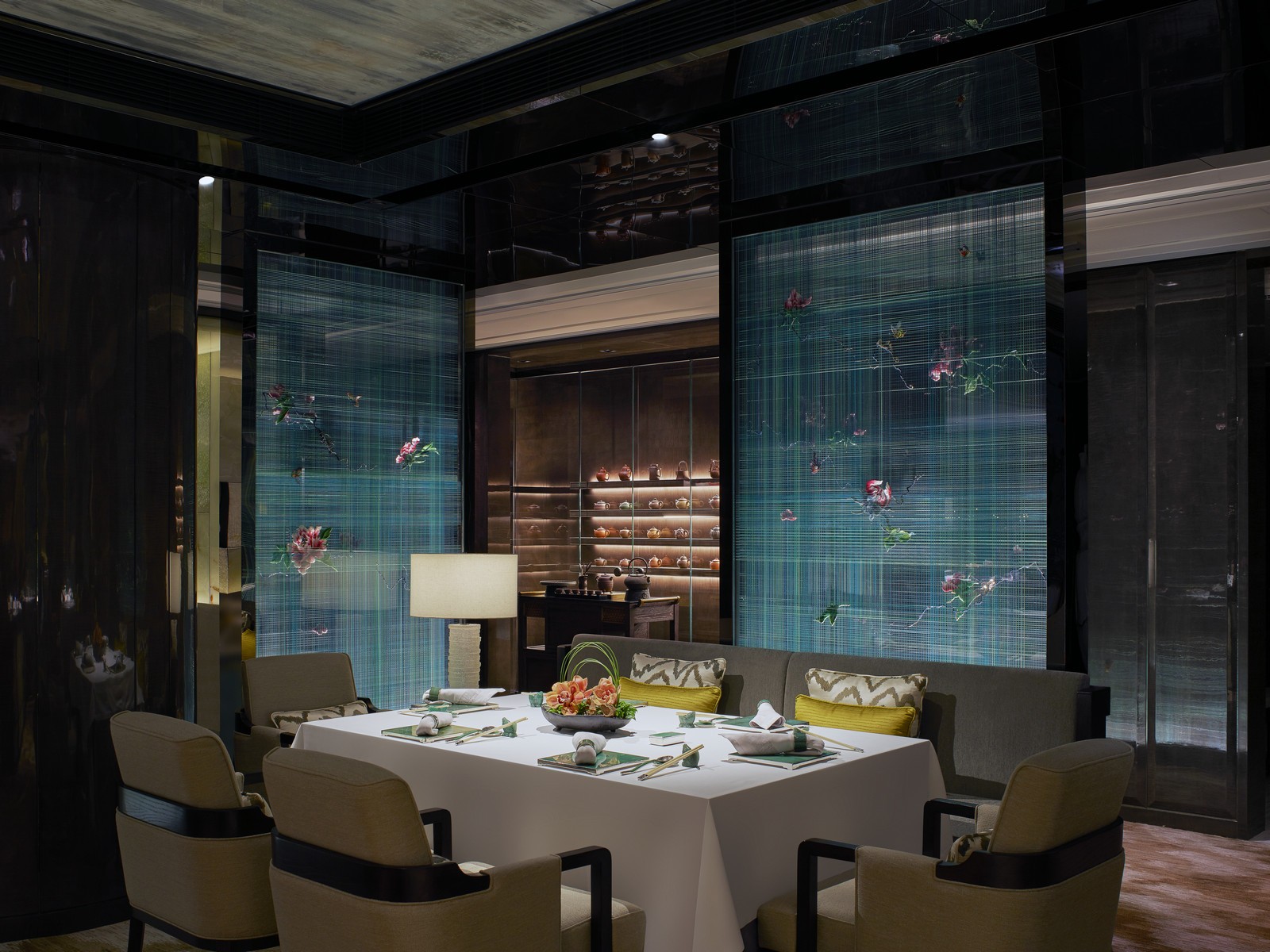 lai-ching-heen_main-dining-area-table-image_horizontal_52619133463_o.jpg
