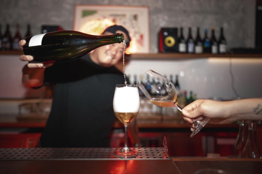 Franklin-Wine-Pouring.jpg