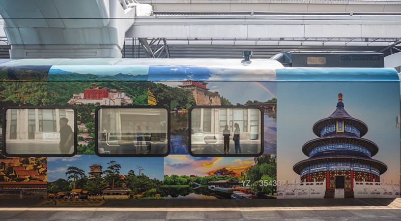 youthhh-cn-outsidetrain.jpg