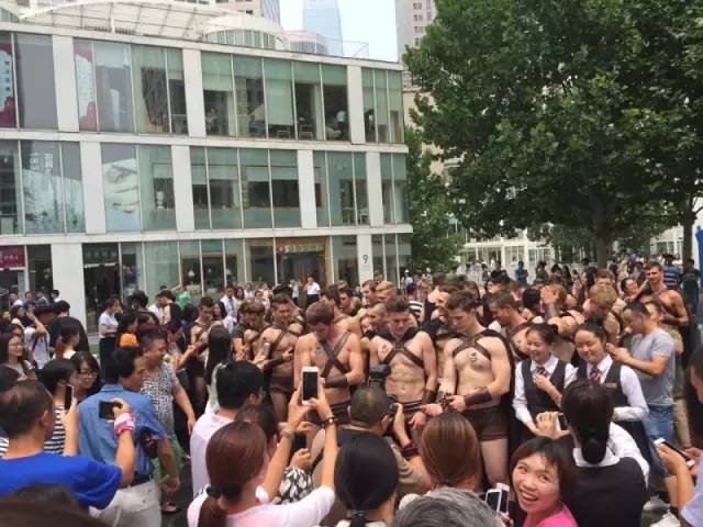 Foreign Spartan troops march through Beijing's Sanlitun
