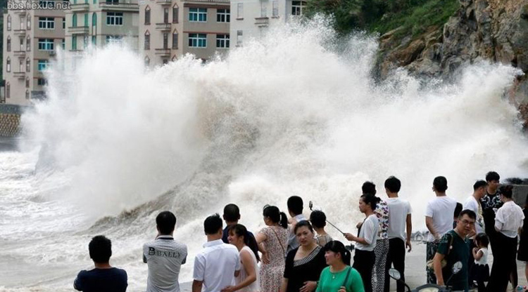 Typhoon Chan-hom waves