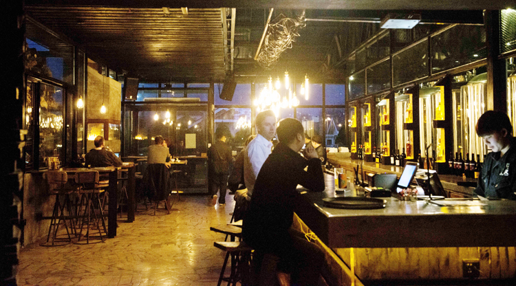 eat-drink, restaurant, interior, atmosphere, bbq, craft beer, Holly Li 